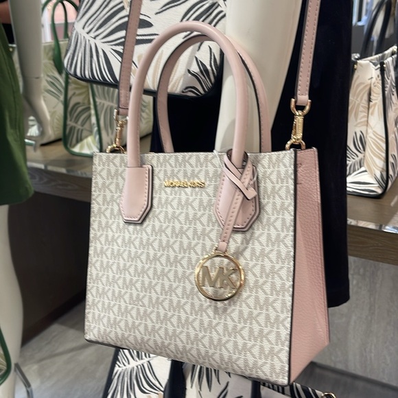 MICHAEL KORS
Mercer Medium Logo and Leather Accordion Crossbody Satchel Messengr - Picture 5 of 16